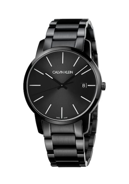 Preciso. Sofisticado. Calvin Klein City. Un diseño atemporal e icónico para los que llevan un estilo de vida moderno. Esta línea de relojes de estética pulcra está disponible en varias pulseras: de acero inoxidable pulido y satinado o de acero inoxidable y PVD negro; y con una correa de piel negra, marrón o azul para quien prefiera un estilo más clásico. La esfera a juego de color negro, azul o marrón también resalta la frescura de esta atractiva reinterpretación de un reloj icónico. Hermético hasta 3 bar. Precio: a partir de 189 euros. 