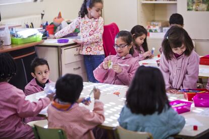 "Creo que los problemas de racismo se solucionan dando normalidad. Estos niños son amigos. No se ven diferentes. Así la integración es fácil", explica la maestra, Loli Lapeña.