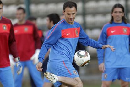 Carvalho juguetea con la pelota en una sesión preparatoria.