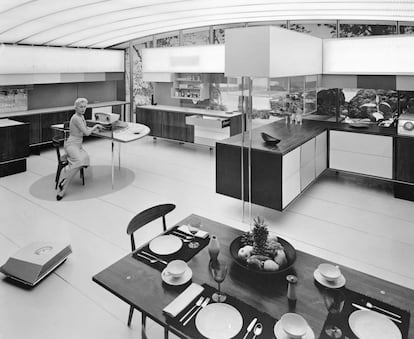 La 'Miracle Kitchen of the Future'. (Cocina milagrosa del futuro) combinaba el elegante y sobrio diseño modular moderno con tecnología propia de una estación espacial en otro planeta.