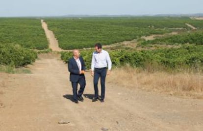 Antonio Moreno (derecha), director de la planta de Huelva, y Luciano García Carrión, director general comercial del grupo.