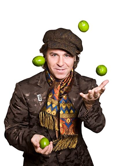 Al tenor francés de ascendencia siciliana Roberto Alagna le gusta cocinar y lo hace cantando, pero aquí hace malabares con las limas con las que elabora el cóctel de champán "Victorienne".