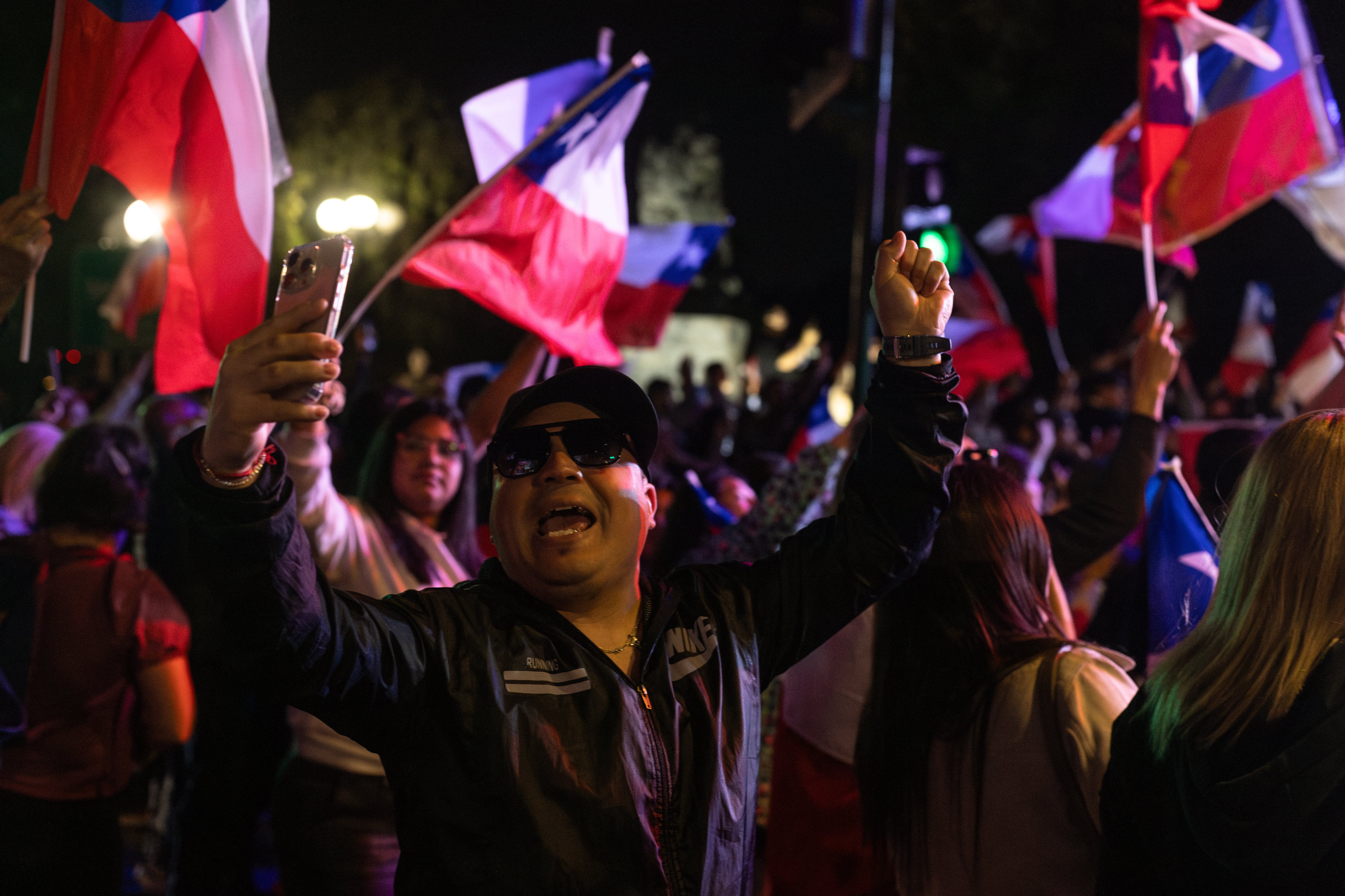 Simpatizantes de José Antonio Kast celebran en las calles su victoria, este domingo en Santiago. 