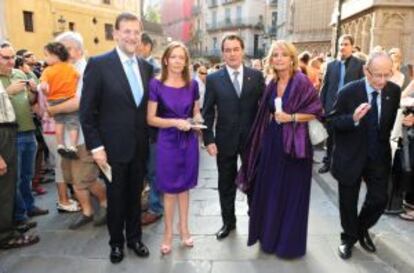 Mariano Rajoy y Artur Mas, con sus esposas, en una boda celebrada en Barcelona el sábado.