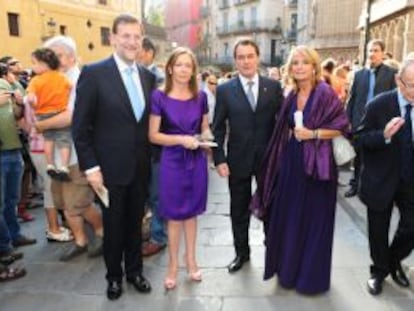 Mariano Rajoy y Artur Mas, con sus esposas, en una boda celebrada en Barcelona el sábado. 