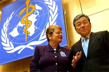 Gro Harlem Brundtland, ayer, con su sucesor al frente de la OMS, el surcoreano Jong Wook-Lee.