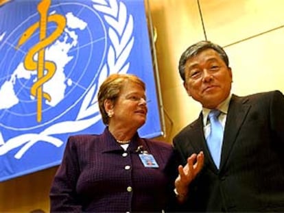 Gro Harlem Brundtland, ayer, con su sucesor al frente de la OMS, el surcoreano Jong Wook-Lee.