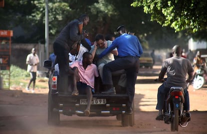 Evacuació d'ostatges de l'hotel de luxe assaltat a Bamako, Mali.