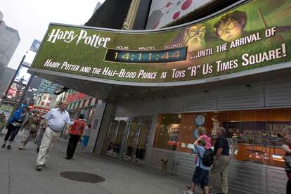 Un reloj en el Toys R Us de Times Square en Nueva York marca las horas que faltan para que salga a la venta el libro <i>Harry Potter y el príncipe mestizo</i>.