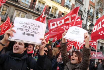 Protesta contra la reducción de las plazas de opositores convocada ayer en Madrid.