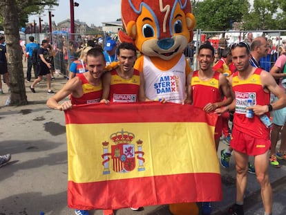 Los integrantes espa&ntilde;ola de la media marat&oacute;n tras lograr la plata. 