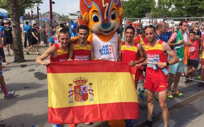 Los integrantes espa&ntilde;ola de la media marat&oacute;n tras lograr la plata. 