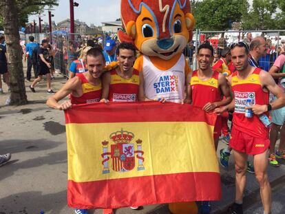 Los integrantes espa&ntilde;ola de la media marat&oacute;n tras lograr la plata. 