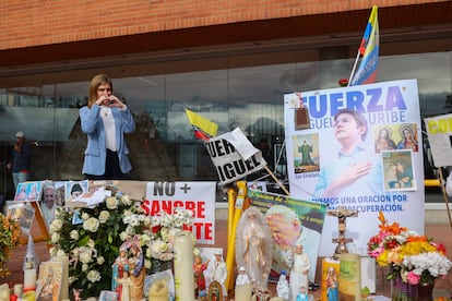 María Carolina Hoyos Turbay saluda a los seguidores de su hermano, Miguel Uribe, a las afueras de la clínica Fundación Santa Fe. 
