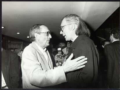 Miguel Delibes conversa con Francisco Umbral durante el estreno en Madrid en 1989 de la adaptación teatral de 'Las guerras de nuestros antepasados'.