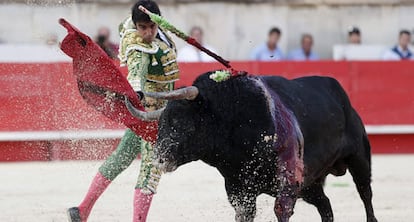 Miguel Angel Perera torea a uno de sus seis toros en Nimes.