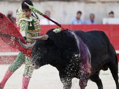 Miguel Angel Perera torea a uno de sus seis toros en Nimes.