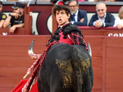 Roca Rey, ayer, en la plaza de Las Ventas.