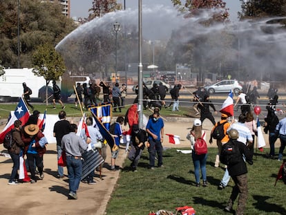 Un grupo de manifestantes contrarios a la redacción de la nueva Constitución de Chile se enfrenta a un grupo de izquierdas, el pasado 23 de abril en Santiago de Chile.