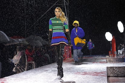 Dos modelos durante el desfile de la colección primavera/verano 2023 de Tommy Hilfiger, celebrado en Brooklyn (Nueva York) el pasado 11 de septiembre.