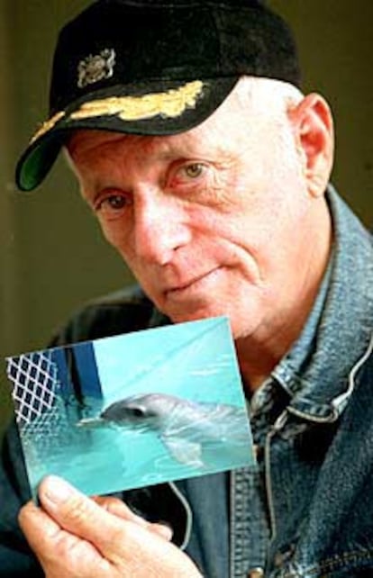 O&#39;Barry, con la foto de un delfín agonizante, ayer.