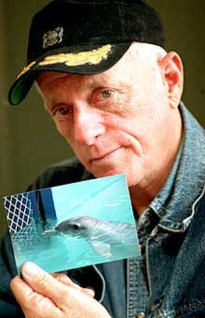 O'Barry, con la foto de un delfín agonizante, ayer.