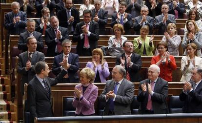 José Luis Rodríguez Zapatero saluda a los diputados socialistas en el debate de investidura de 2008.