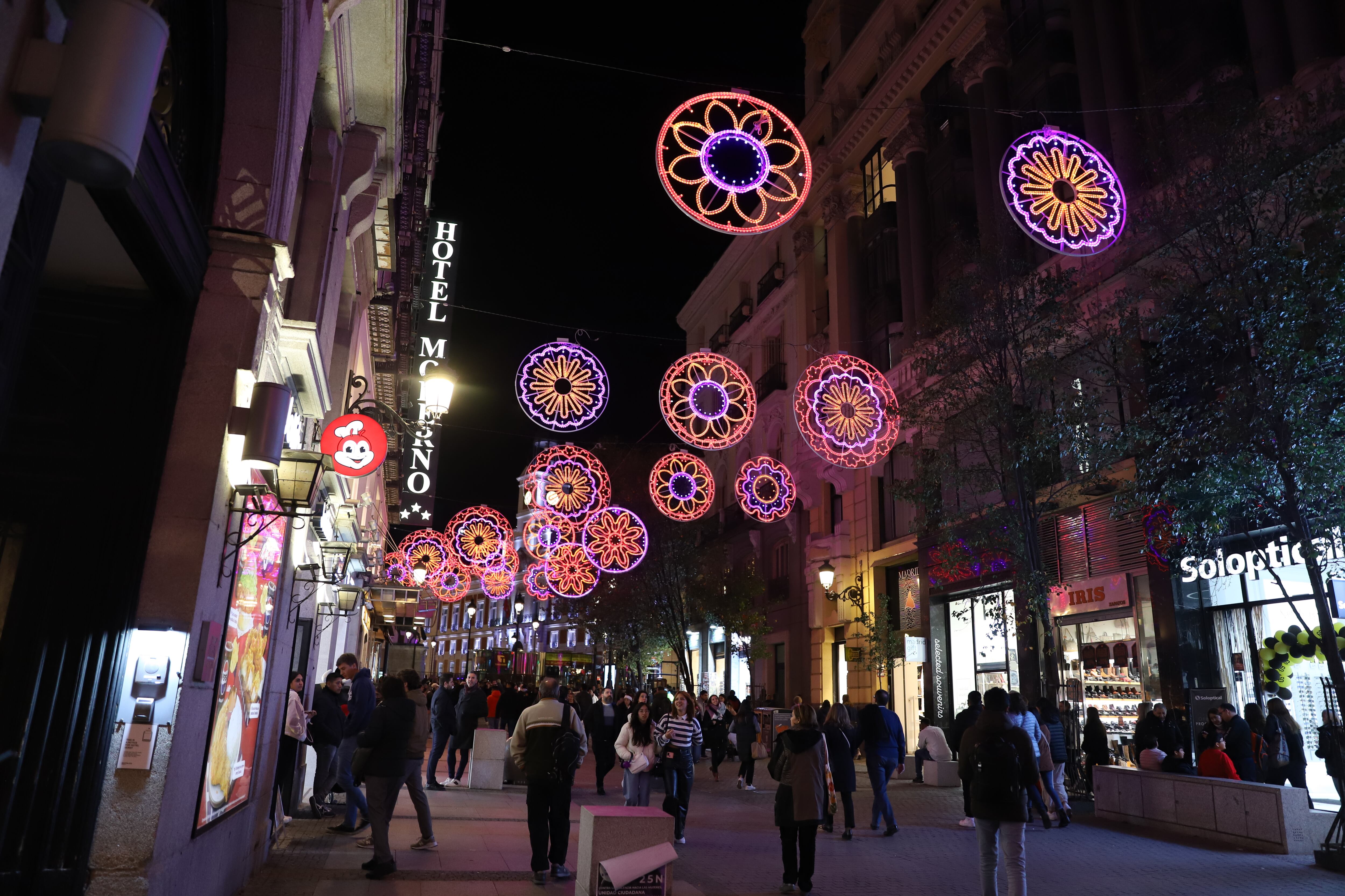 Casi 12 millones de bombillas se han instalado en las calles de Madrid. Adornos en la Calle Arenal.