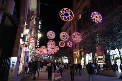 Casi 12 millones de bombillas se han instalado en las calles de Madrid. Adornos en la Calle Arenal.