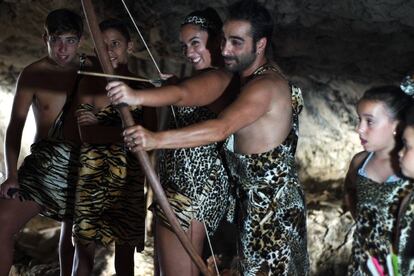 The first Friday of every August – this year August 3 – Piñar locals haul out their furs and ivory trinkets and dress up as troglodytes and enjoy workshops that are set up for making tools and fire the prehistoric way. The festival is linked to the Ventanas cave – declared an Asset of Cultural Interest (BIC) – which can be accessed from the town. At nightfall, there is a prehistoric barbecue. For more information: Fiesta Troglodita.