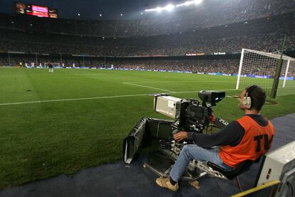 Un cámara de televisión emite un partido de fútbol en el Camp Nou.