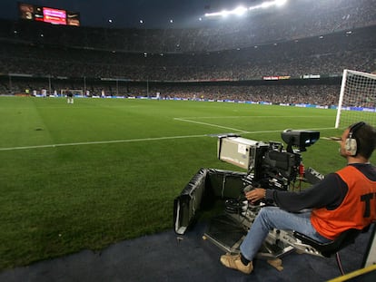 Un cámara de televisión emite un partido de fútbol en el Camp Nou.