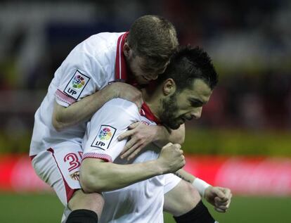 Alberto Moreno y Negredo celebran uno de los goles del delantero.