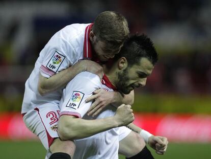 Alberto Moreno y Negredo celebran uno de los goles del delantero.