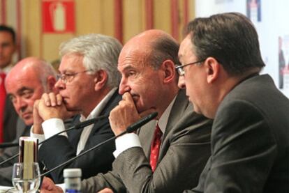 De derecha a izquierda, Lluís Bassets, Miquel Roca y Felipe González, ayer en Madrid.