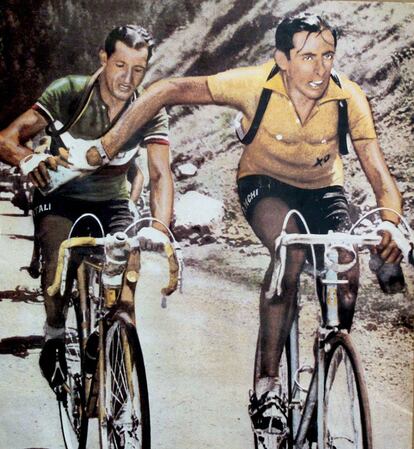 Una imagen del Tour de 1949: a la izquierda, Bartali; a la derecha, Fausto Coppi, aupado por la épica deportiva como su contrapunto: joven, de izquierdas y agnóstico.