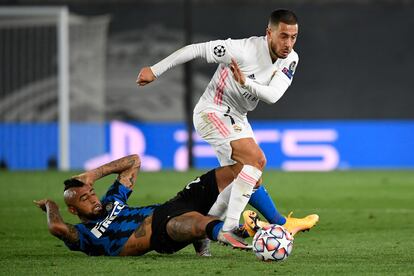 Hazard recibe la entrada de Arturo Vidal en el Madrid-Inter de Champions.