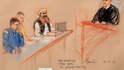Boceto de un momento de la vista previa de la semana pasada en Guantánamo. El supuesto cerebro del 11-S portaba un chaleco militar y la barba teñida de naranja.