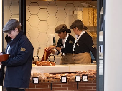 Dos dependientas de un comercio de Sevilla.