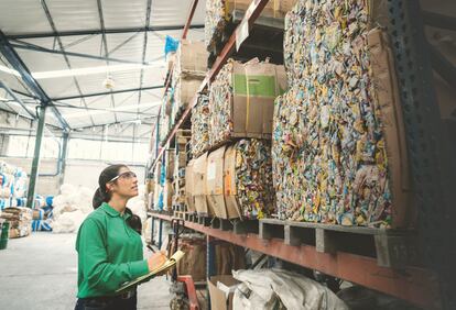 Tetra Pak ha coinvertido 11,5 millones en plantas de reciclaje para ayudar a establecer soluciones de reciclado completamente nuevas. La idea es que se puedan reutilizar todos los componentes de un envase de cartón usado.