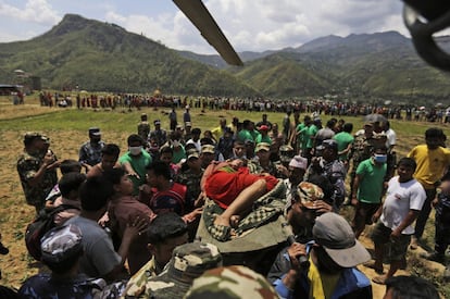 Soldados nepalíes evacúan a un herido en un helicóptero de la Fuerza Aérea India. La víctima será trasladada desde Trishuli Bazar hasta el aeropuerto de Katmandú, en Nepal.