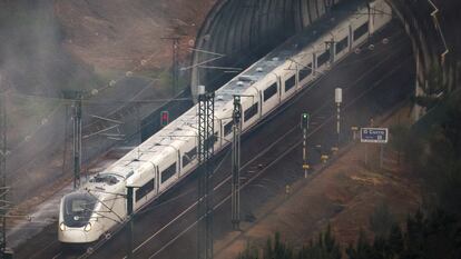 El tren de alta velocidad Avril sale del túnel de O Curro, en Gundián (A Coruña), en su primer viaje comercial el pasado 21 de mayo.