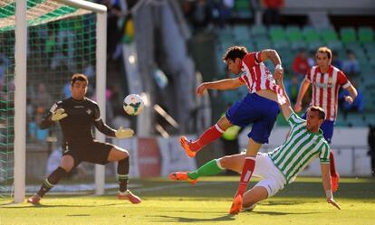 Diego Costa dispara a la portería de Adán.