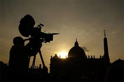 Un camarógrafo filma el atardecer ayer en el Vaticano.