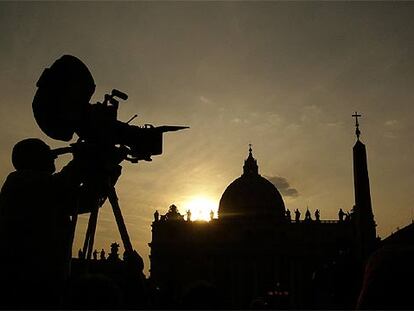 Un camarógrafo filma el atardecer ayer en el Vaticano.