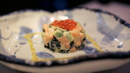 Tartar de salmón con alga wakame y ensalada fresca de eneldo.