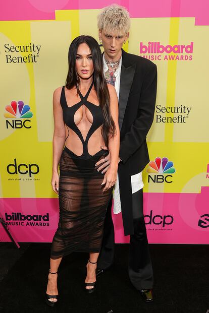 Megan Fox – Tan sexy como acostumbra, la actriz apostó por una pieza de Mugler con escotazo y transparencias para acudir a los Billboard Music Awards, sumando más de tres millones de ‘Me gusta’ en Instagram. Fox posó junto a su inseparable prometido, el rapero Machine Gun Kelly, con quien comparte osadía estilística.