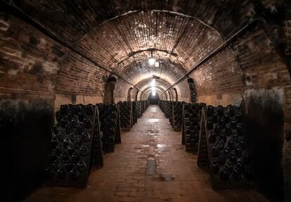 Interior de las bodegas con botellas de Grand Siècle.