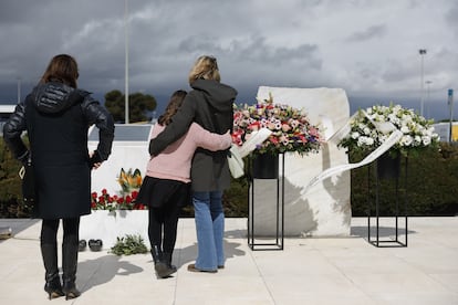 Ofrenda floral en el décimo aniversario del accidente del avión de Germanwings celebrado en el aeropuerto de Barcelona, este domingo. 