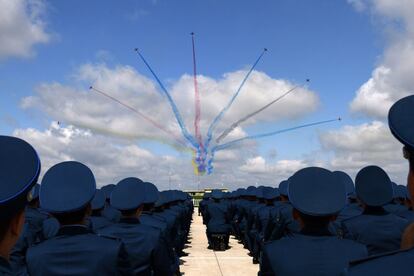 Soldados del Ejército Popular de Liberación chino asisten a una exhibición aérea con motivo del día de puertas abiertas de las Fuerzas Armadas en Changchun (China).